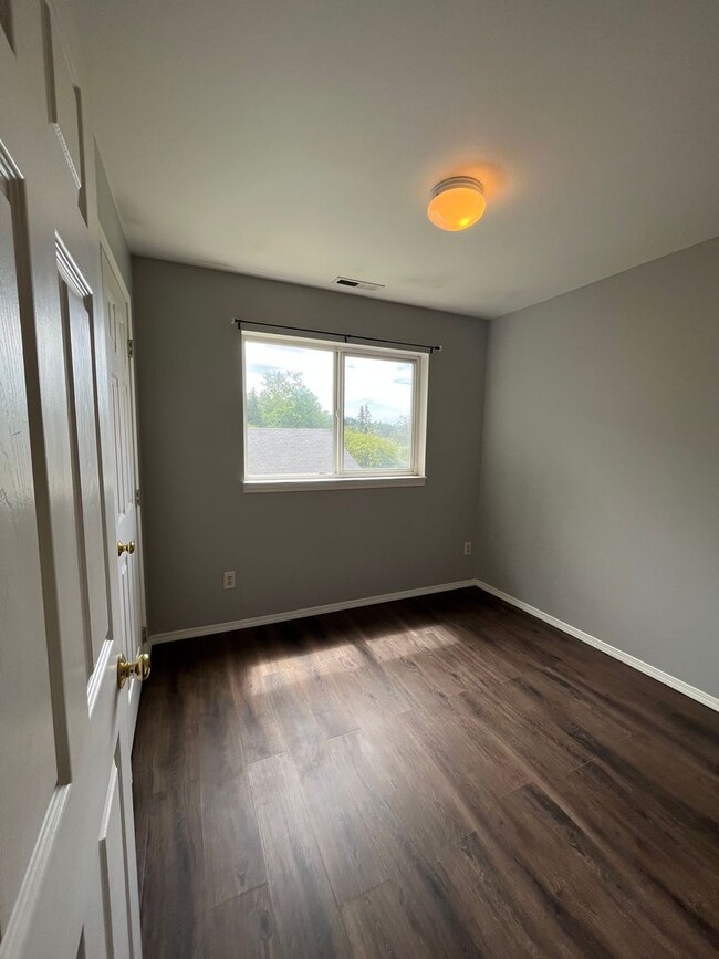 Building Photo - 3 Bed 1.5 Bath Townhouse w/ Garage Close t...