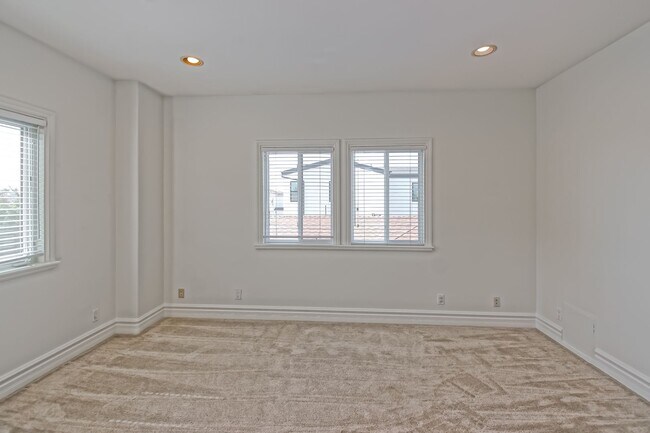 Building Photo - 15624 Sombra Ave