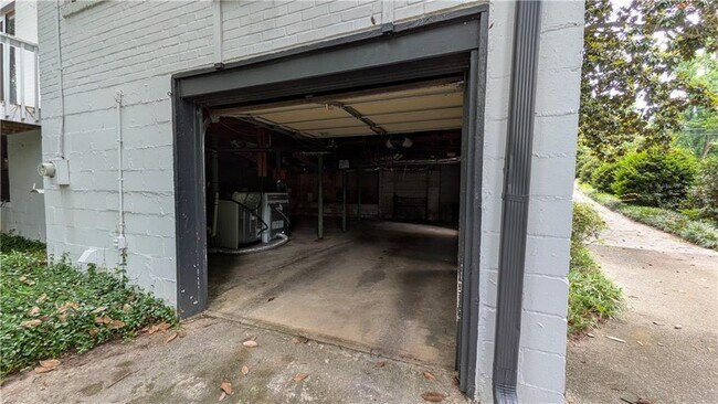 Building Photo - 4300 Rickenbacker Way NE