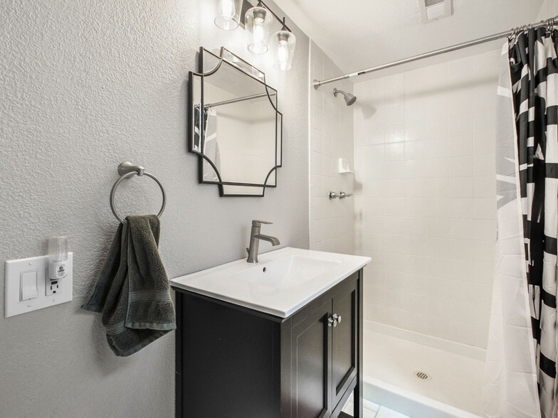 Building Photo - 3648 Heatherwood Way