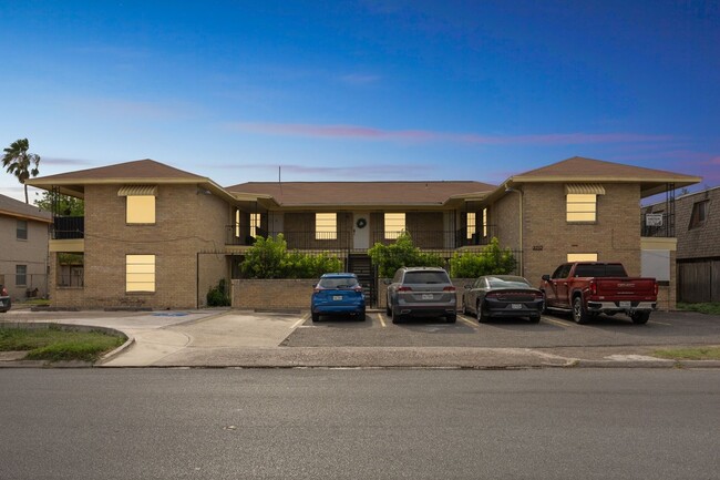 Building Photo - Renovated  condo in the heart of McAllen, ...