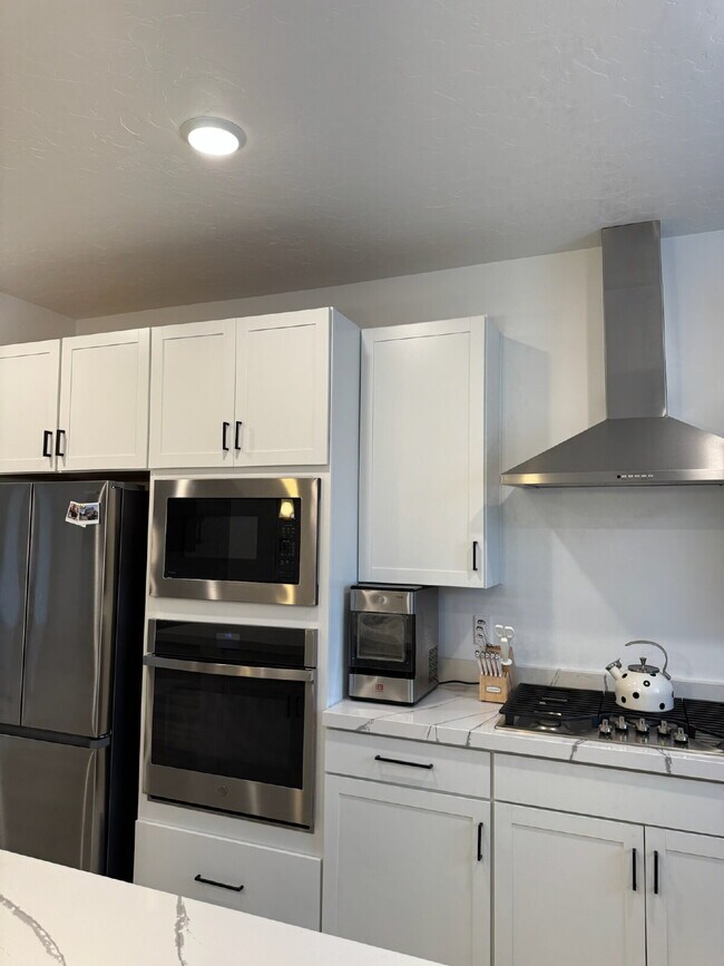 Building Photo - "Spacious 4-Bed Townhouse with Scenic Views & Rooftop Patio in American Fork!"