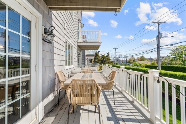 Building Photo - 672 Fairfield Beach Rd