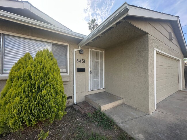 Building Photo - Recently Updated 4 Bedroom Home with Yard