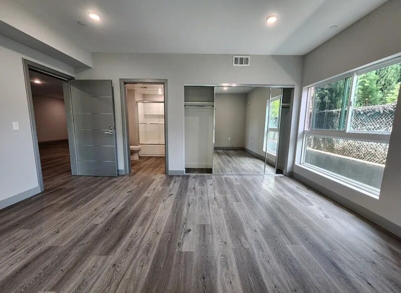 Building Photo - 7040 Woodman Ave