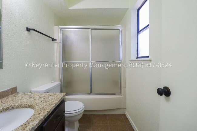 Building Photo - 1359 E 60th St