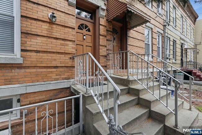 Building Photo - 394 Woodlawn Ave