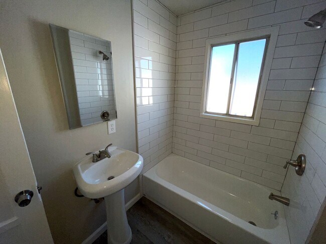 Building Photo - Nice 1B/1B in South Wrigley available now!