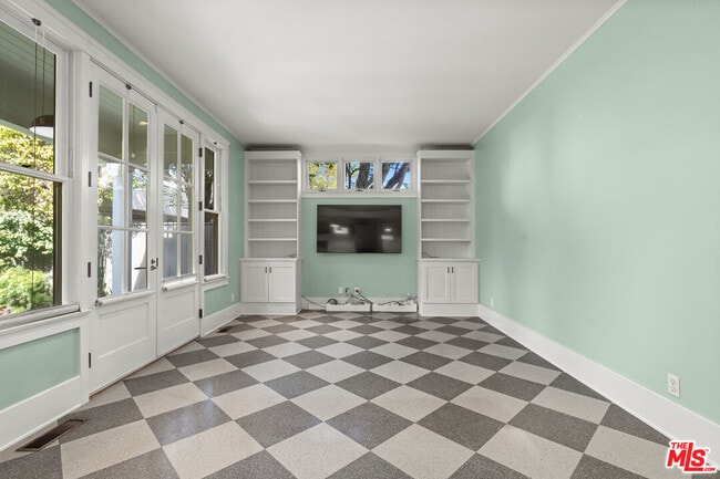 Building Photo - 813 Crestmoore Pl