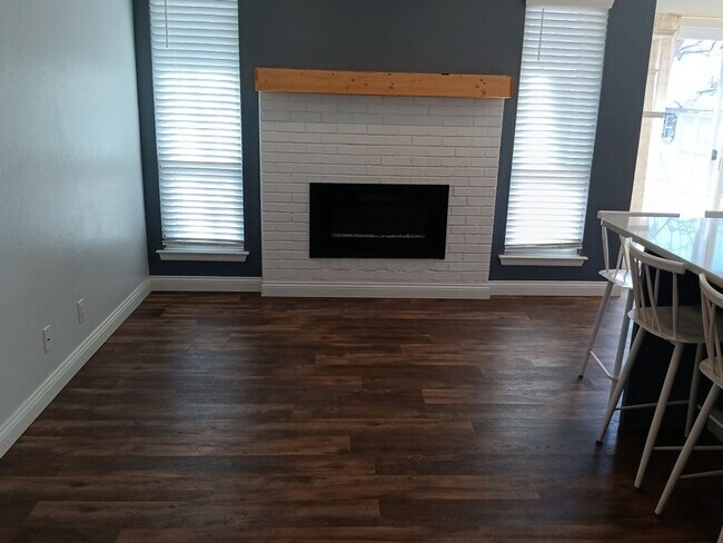 Building Photo - 3 Bedroom, 1.5 Bathroom Home! Schedule a Showing Today!