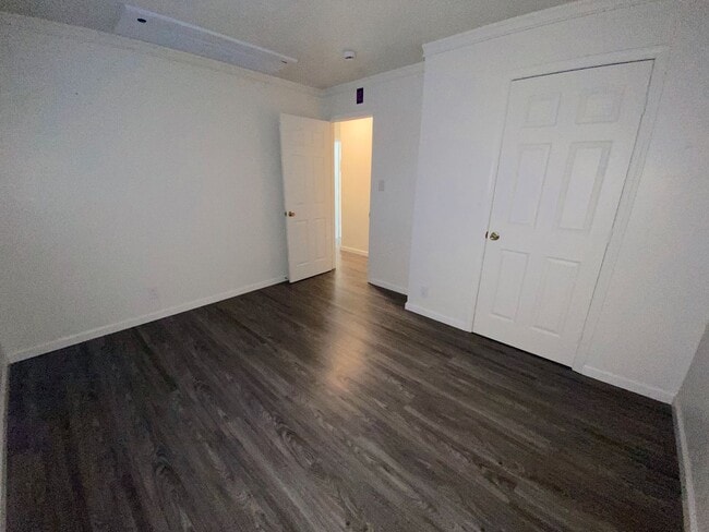 Building Photo - Lovely 3 Bedroom, 2 Bath House - Washer/Dryer, Dishwasher, Long Driveway, Fenced Backyard