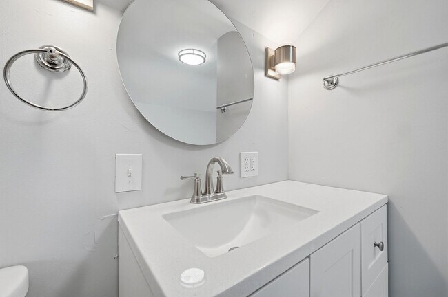 Building Photo - Three Bedroom Home in Hamilton!