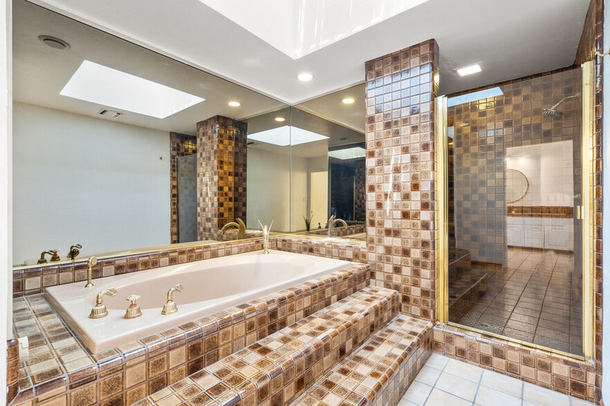 Building Photo - 3319 E Indian School Rd