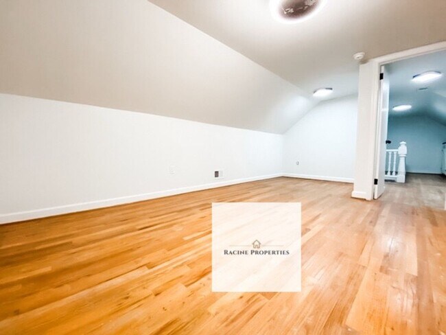 Building Photo - Two Story Home in Clinton!