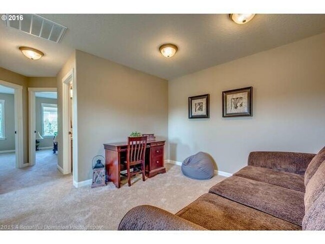 Building Photo - Beautiful  Home Great Location