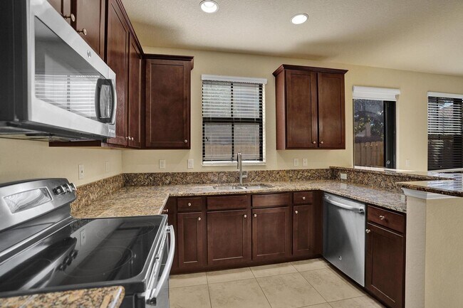 Building Photo - Gorgeous Townhome in Parkland