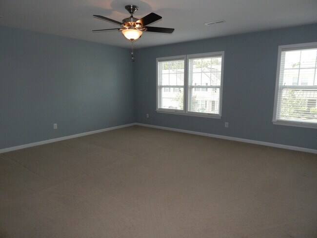 Building Photo - Fabulous 3 bedroom,2.5 bathroom 2 Car gagrage