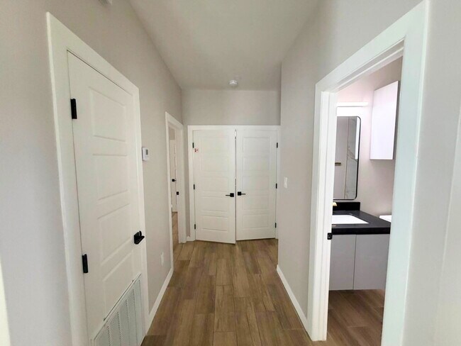 Building Photo - "Charming 2-Bed, 2-Bath Haven: Cozy Living in McAllen's Heart!"