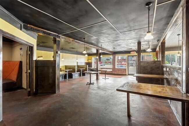 Building Photo - 327 S Green Ave