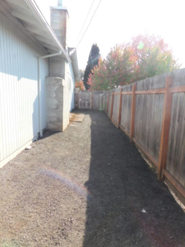 Building Photo - Beautiful 4 Bedroom, 1-1/2 Bathroom Home W...