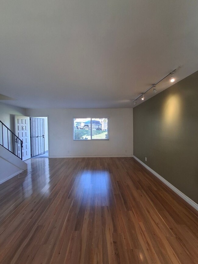 Building Photo - Beautifully Renovated Townhome-MUST SEE!!!
