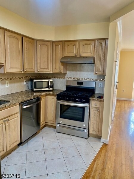 Building Photo - 633 Magnolia Ave