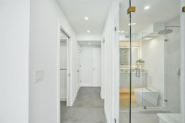 Building Photo - 209 N Fort Lauderdale Beach Blvd