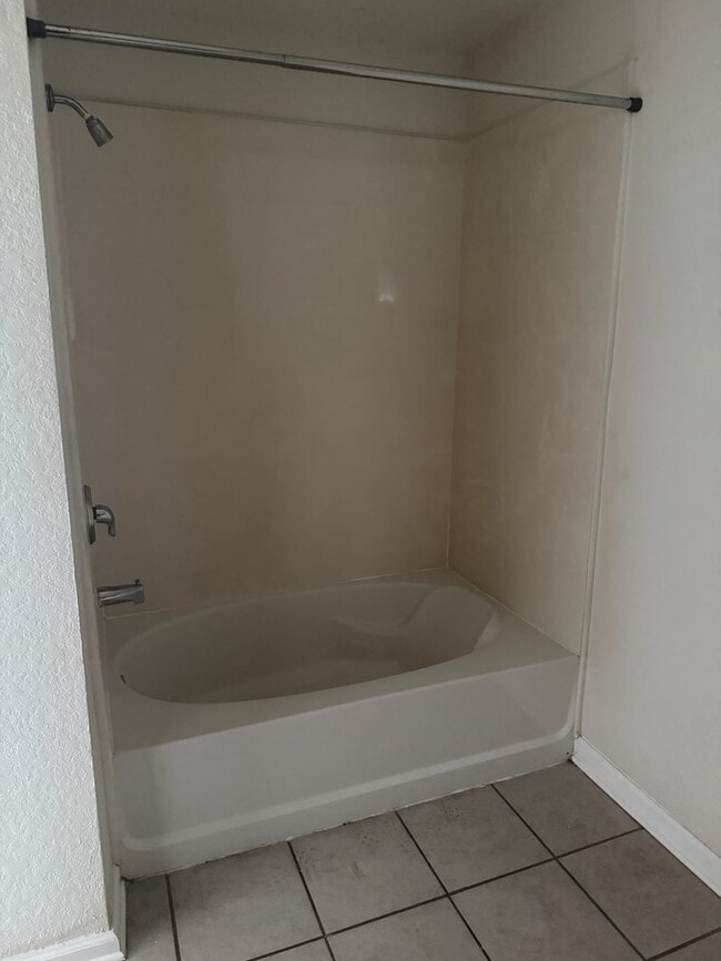 Building Photo - 3 Bed 2.5 Bath Townhouse For Rent in Metro...