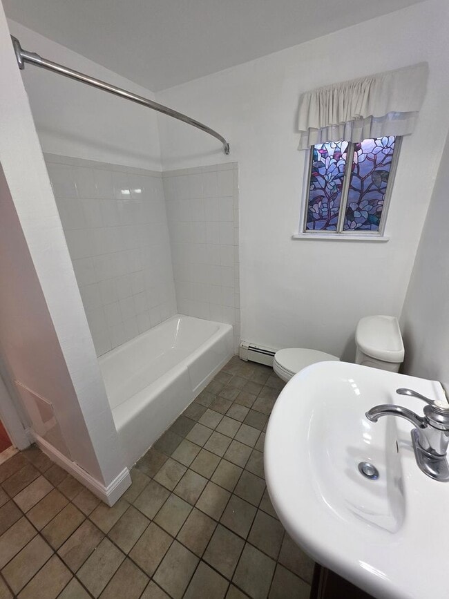 Building Photo - Bright 1 Bedroom Home - Poughkeepsie, NY