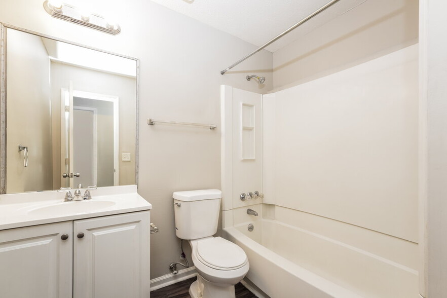 Building Photo - 2098 Drake Ct