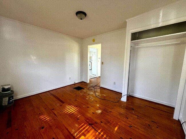 Building Photo - One Bedroom / One Bath Home on Large Lot