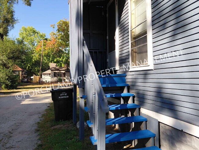 Building Photo - 668 Amity Ave