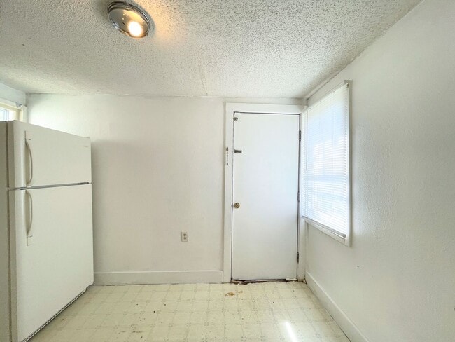 Building Photo - Two Bedroom Home in Quiet Neighborhood