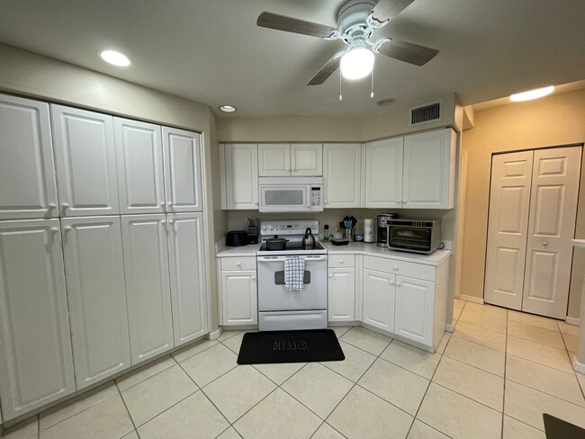 Building Photo - ANNUAL RENTAL - 3 BED 2 BATH WITH GARAGE A...