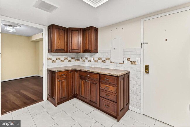 Building Photo - 1101 S Arlington Ridge Rd