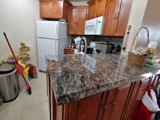 Building Photo - 690 W Park Dr