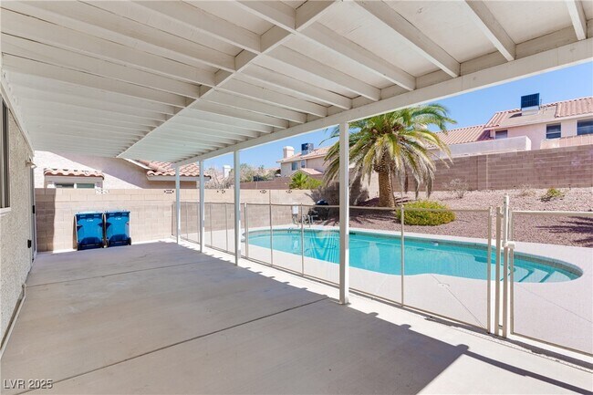 Building Photo - 20 Fantasia Ln