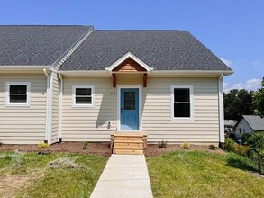 Building Photo - Spacious Home Close to Virginia Tech