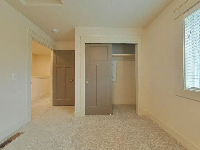 Building Photo - 3 Bedroom House ~ South Corvallis ~ Small ...