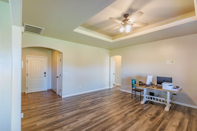 Building Photo - Beautiful 3 Bed 2 Bath Home