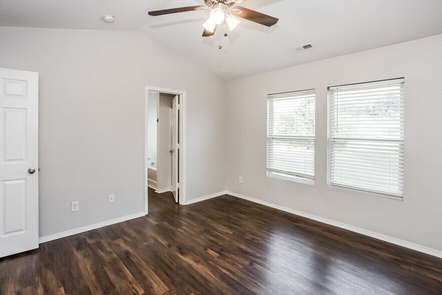 Building Photo - 910 Willow Wind Dr
