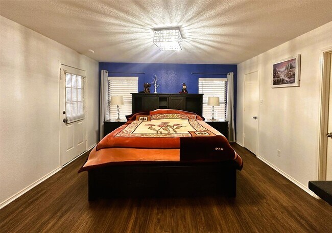 Building Photo - Three Bed Two Bath Home
