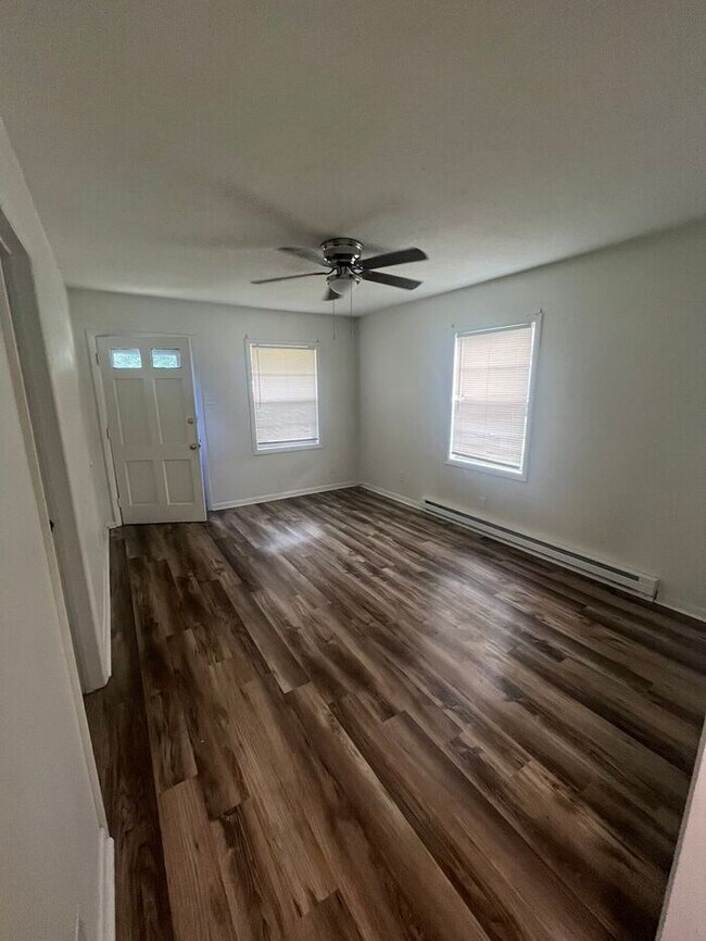 Building Photo - Charming and updated 2-bedroom, 1-bath duplex conveniently located in Durham