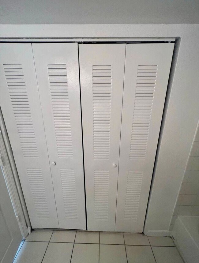 Building Photo - Beautiful 3-bedroom, 2-bath condo in Vista Trace