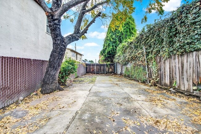 Building Photo - Modern Style Renovated 2 Bedroom 1 Bath House in Oakland -- Available Now!!!