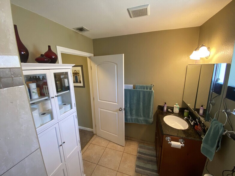 Building Photo - 172 W Elm Ct