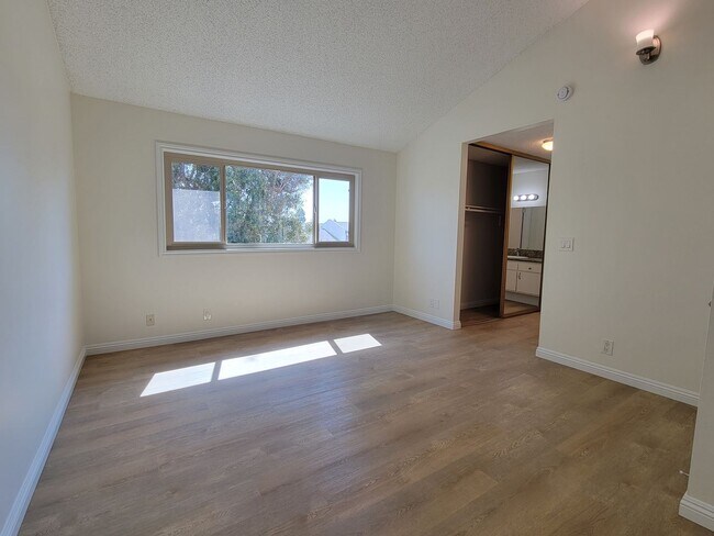Building Photo - Torrance Townhouse for LEASE | 3 Bed/2 Bat...