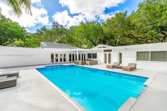 Building Photo - 11015 Lakeside Dr