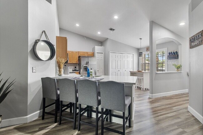 Building Photo - Charming 2-Bed, 2-Bath Condo Retreat with 1,309 Sq Ft in Fort Myers' Premier Locale!