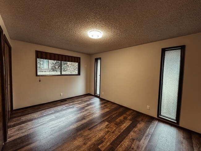 Building Photo - Elaborate 4 Bedroom 3 Bathroom Retreat in ...